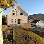 Bellahuset - Charming House In Nyaraló Ulsteinvik