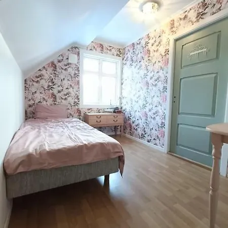Charming House In With Free Parking *