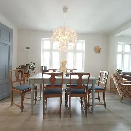 Charming House In With Free Parking Holiday home *